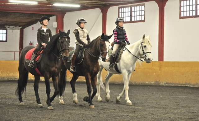 montando a caballo